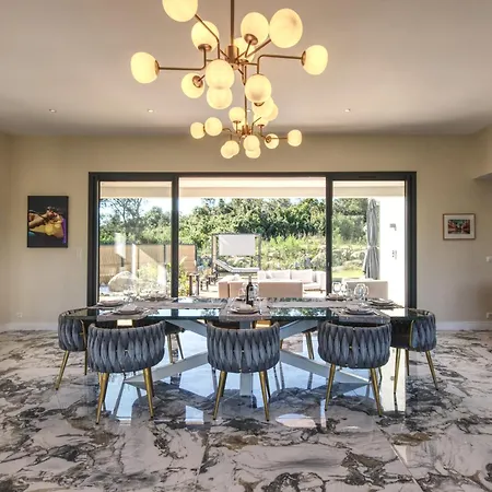 La Luxury Patio فيلة Cirendinu