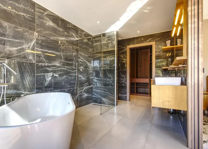 La Luxury Patio فيلة Cirendinu