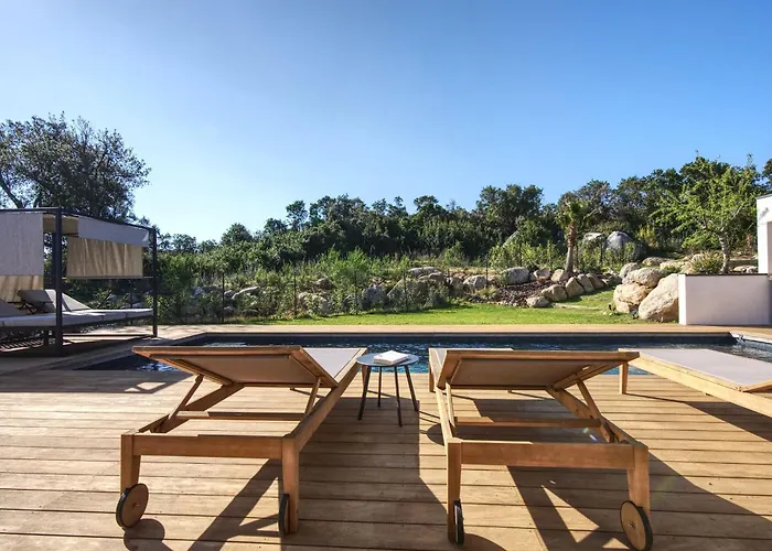 La Luxury Patio فيلة Cirendinu