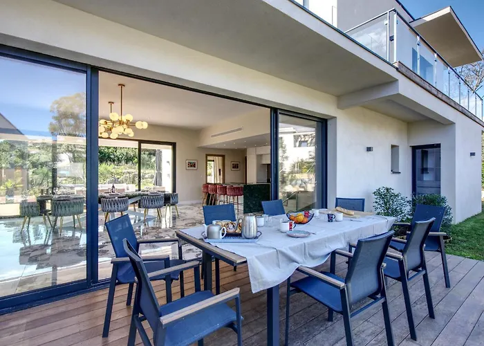 La Luxury Patio فيلة Cirendinu