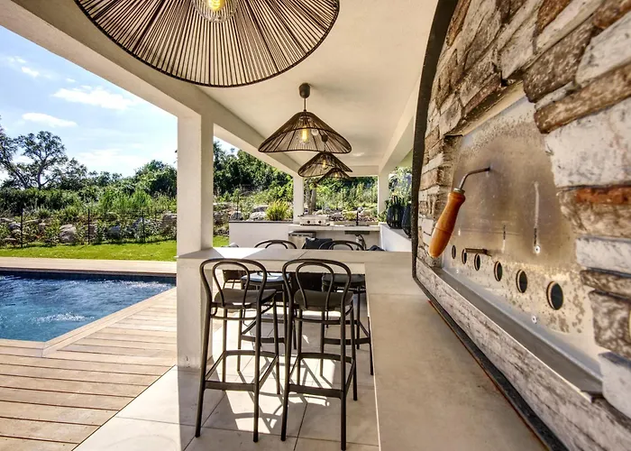 La Luxury Patio فيلة Cirendinu