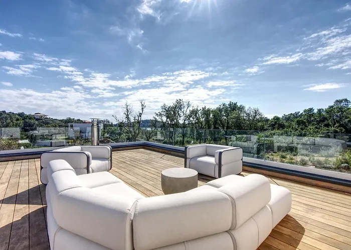 La Luxury Patio فيلة Cirendinu