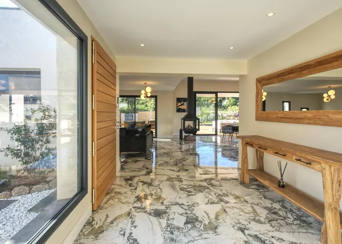 فيلة La Luxury Patio Cirendinu
