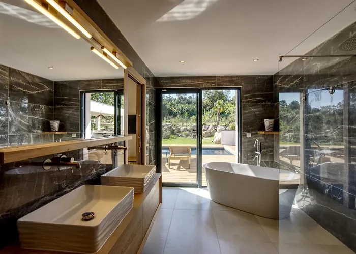 La Luxury Patio فيلة Cirendinu