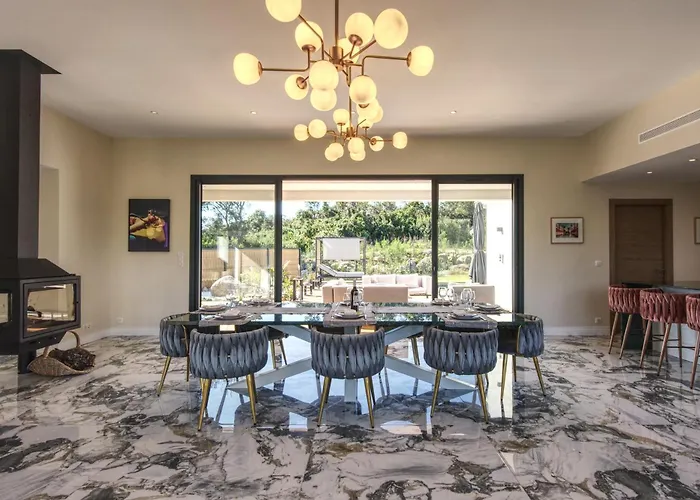 La Luxury Patio فيلة Cirendinu