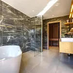 La Luxury Patio Villa Cirendinu