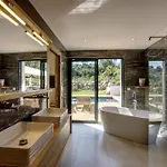 La Luxury Patio Villa Cirendinu