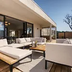 La Luxury Patio Cirendinu