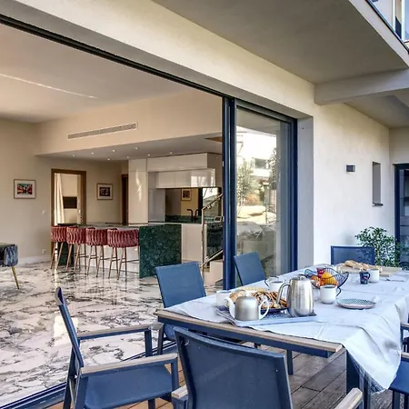 La Luxury Patio Cirendinu