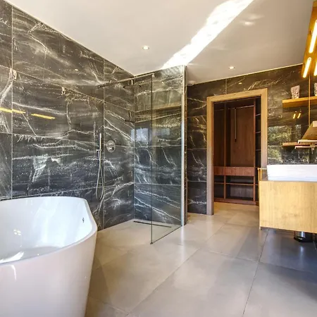 La Luxury Patio Villa Cirendinu