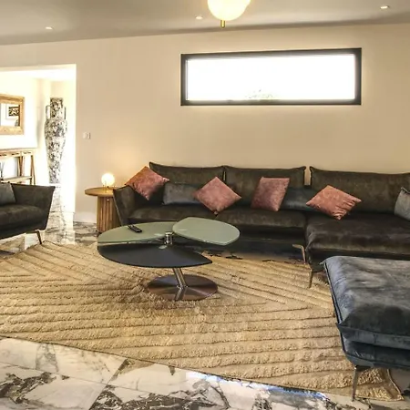 La Luxury Patio * Cirendinu