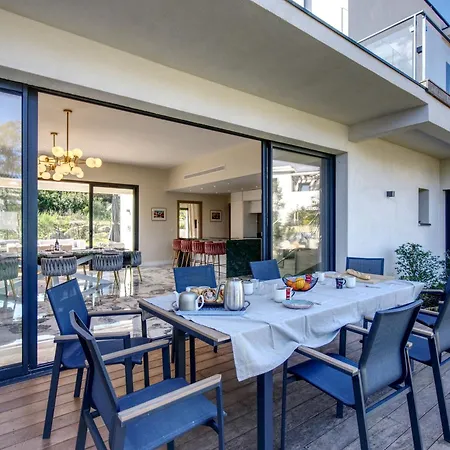 La Luxury Patio Villa Cirendinu