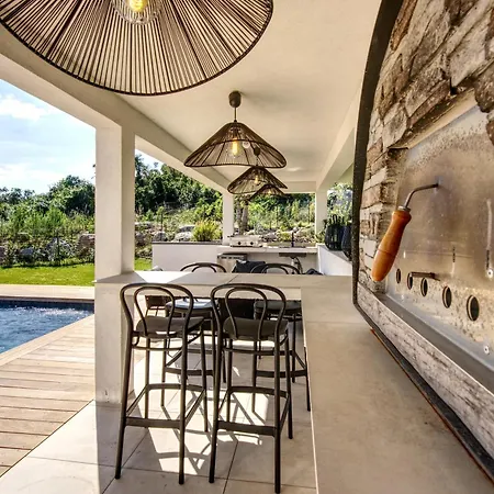 La Luxury Patio Villa Cirendinu