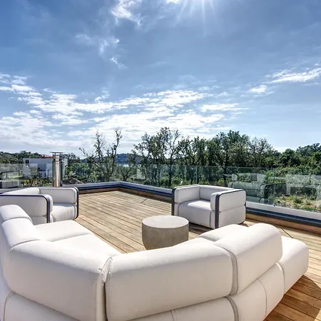 La Luxury Patio Villa Cirendinu