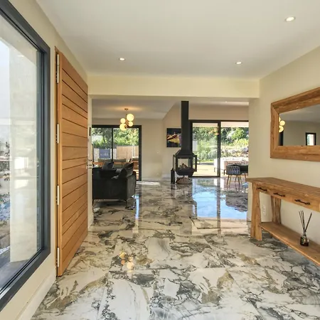 Villa La Luxury Patio Cirendinu