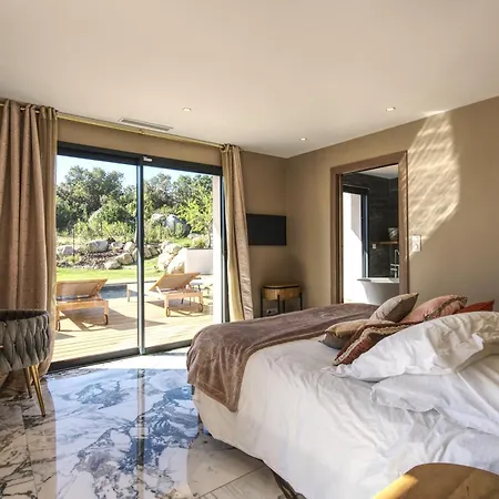 La Luxury Patio Cirendinu