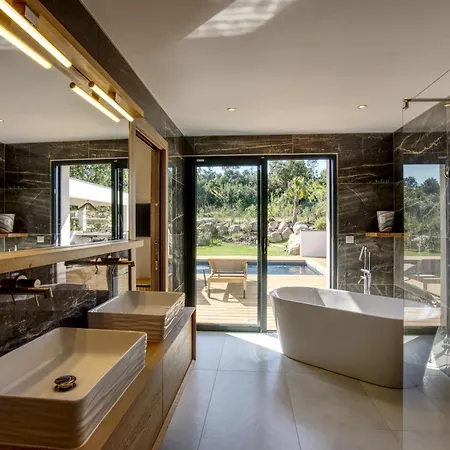 La Luxury Patio Villa Cirendinu