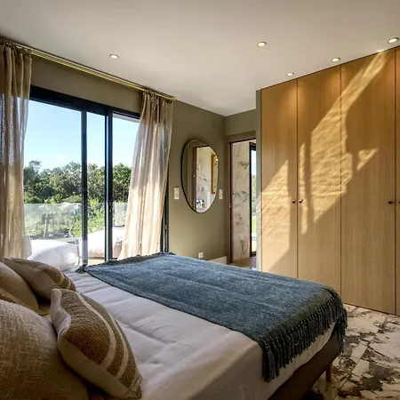 La Luxury Patio Villa Cirendinu