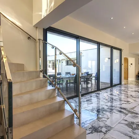 La Luxury Patio * Cirendinu