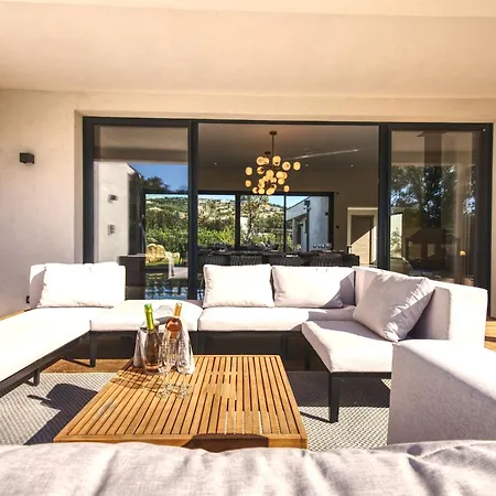 Villa La Luxury Patio Cirendinu