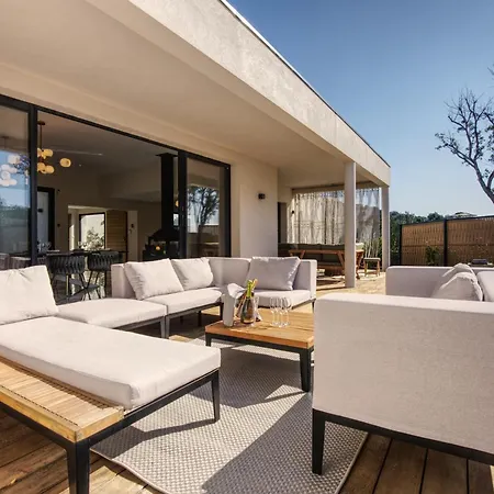 La Luxury Patio Cirendinu