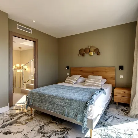 La Luxury Patio Cirendinu