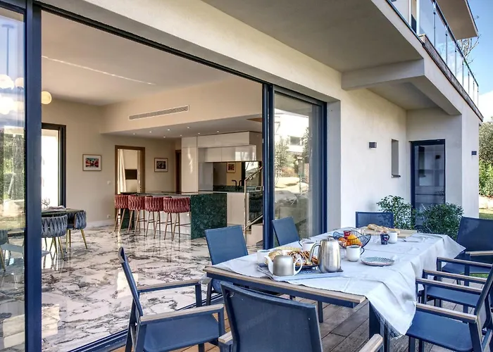 La Luxury Patio Cirendinu