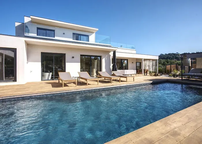 La Luxury Patio Cirendinu