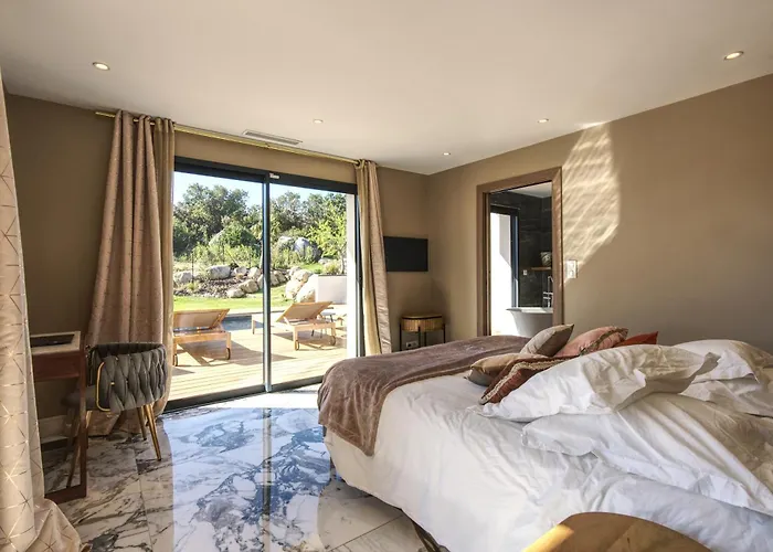 La Luxury Patio Cirendinu