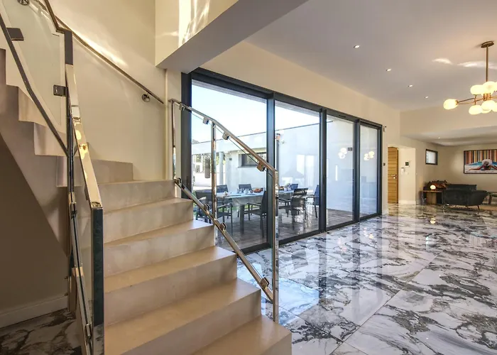 La Luxury Patio * Cirendinu