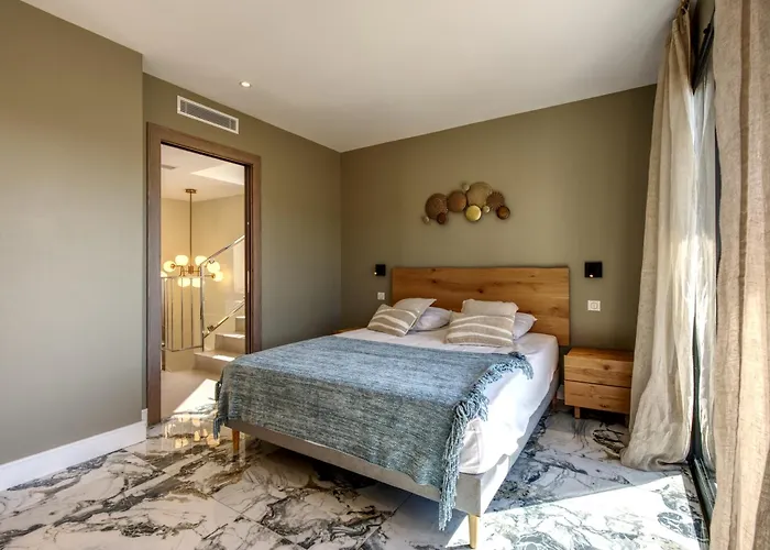 La Luxury Patio Cirendinu